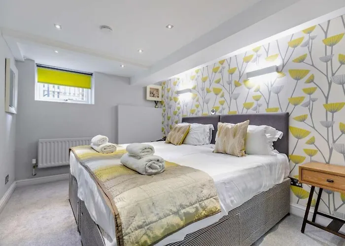 Garden Mews - Garden Area - 2 Super-king Bedrooms - Contemporary Harrogate Apartment